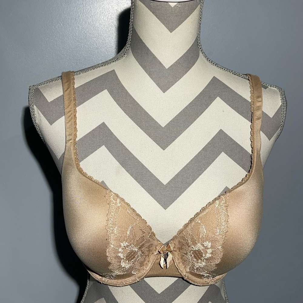 Victoria’s Secret Elegant Tan Lace Bra